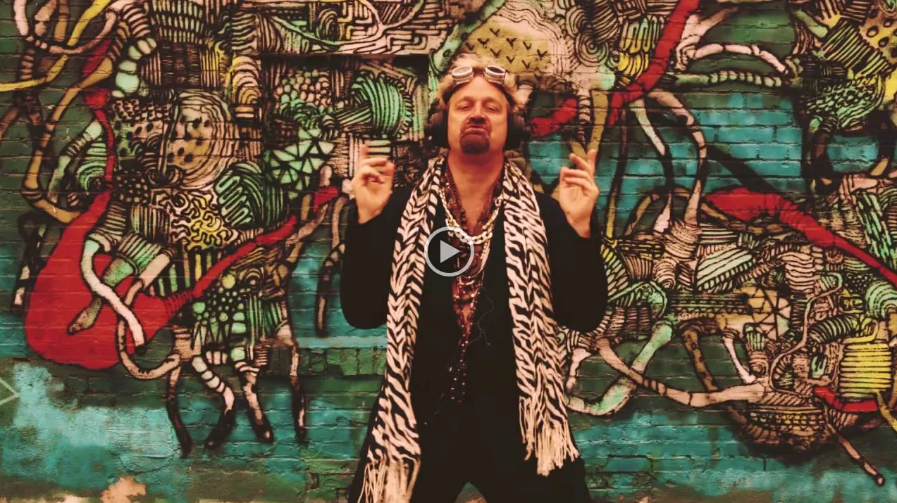 VIDEOPREMIÄR: Emrik hyllar hedonism, undergång och farligt leverne