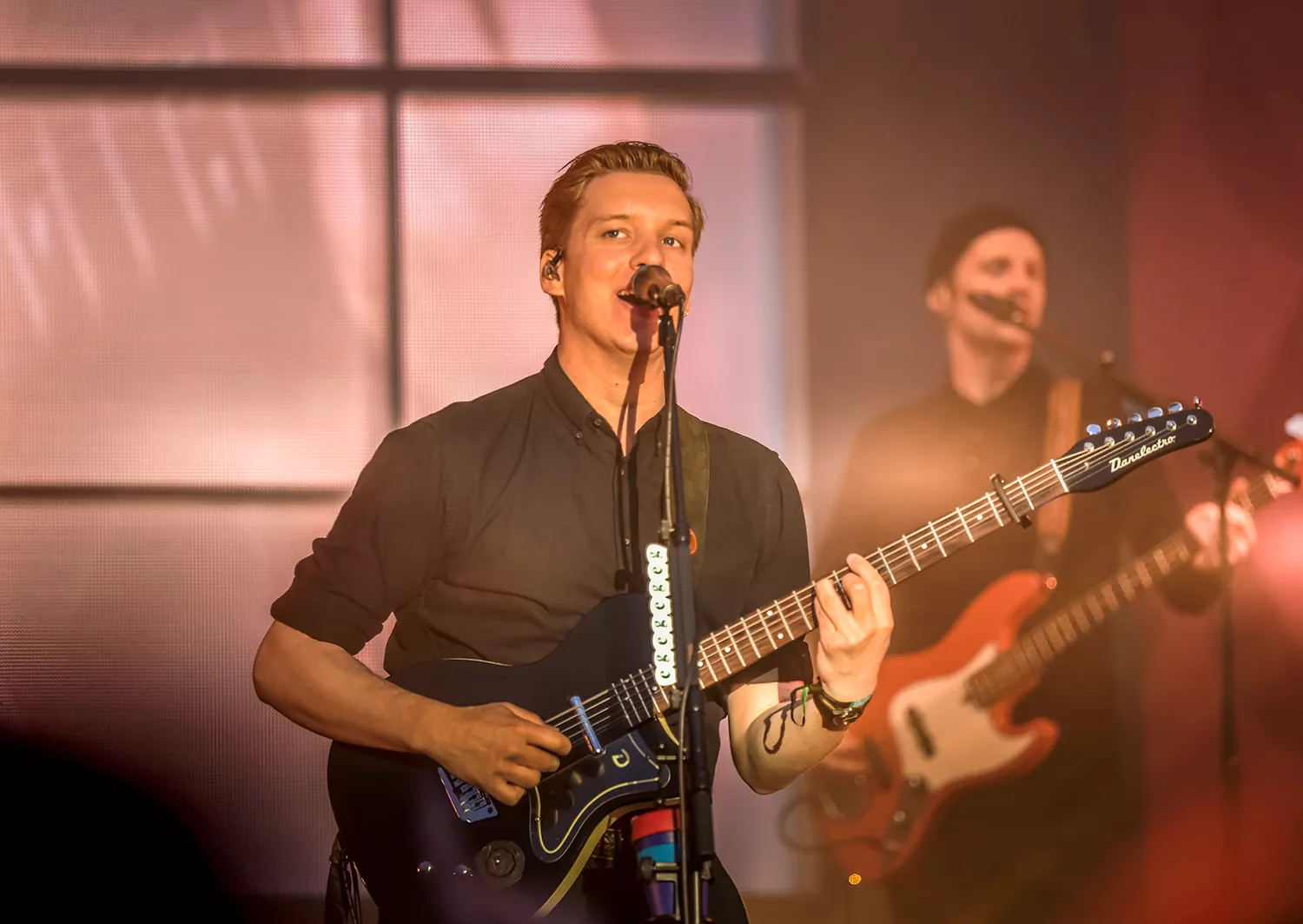 Popmusik og røverhistorier i støvregnens skær