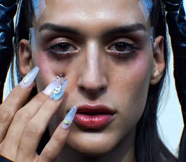 ANMELDELSE: Hun falder for sit eget spejlbillede