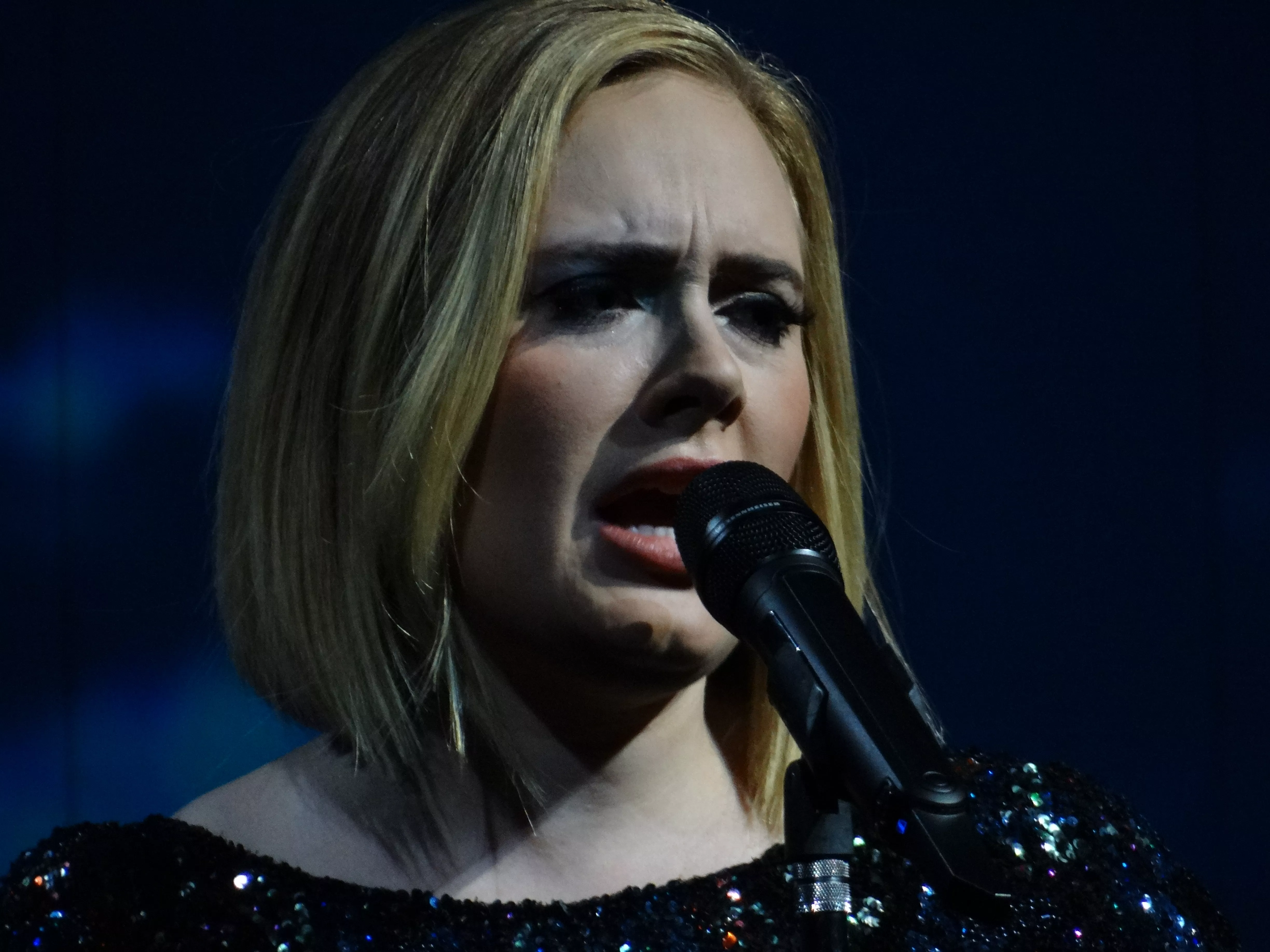 Bildene på Adeles profil vekker oppsikt