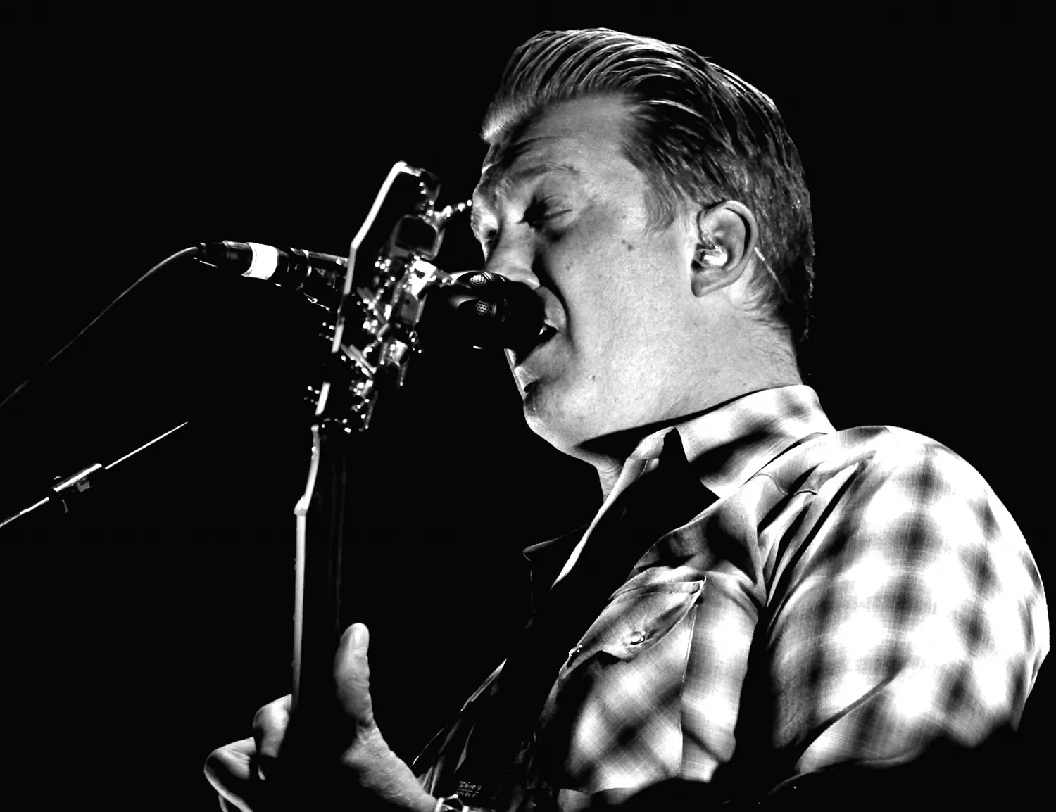 Se Josh Homme knuffa ner fan från scenen