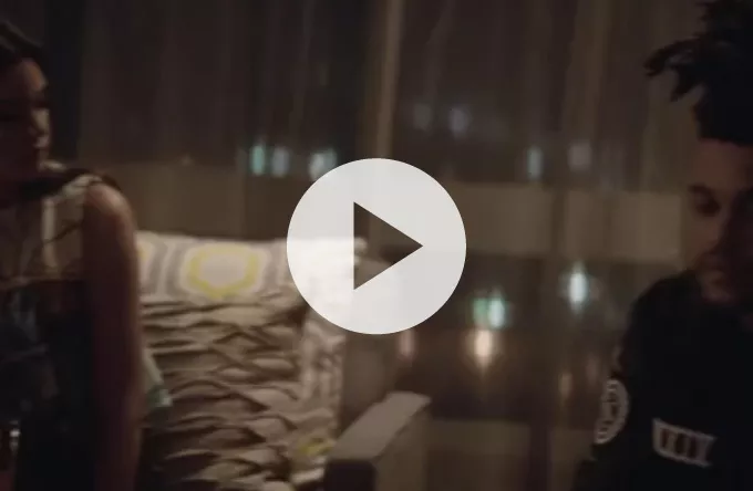 Se The Weeknd i letpåklædt kvindeselskab