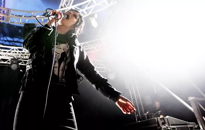 Crystal Castles får hjælp af Robert Smith