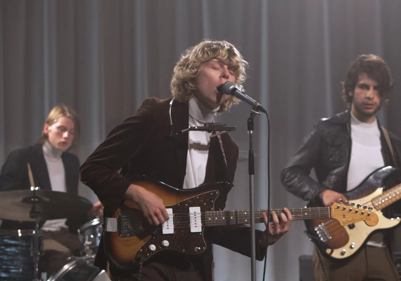 Opplev Hvitmalt Gjerde som The Snowflakes