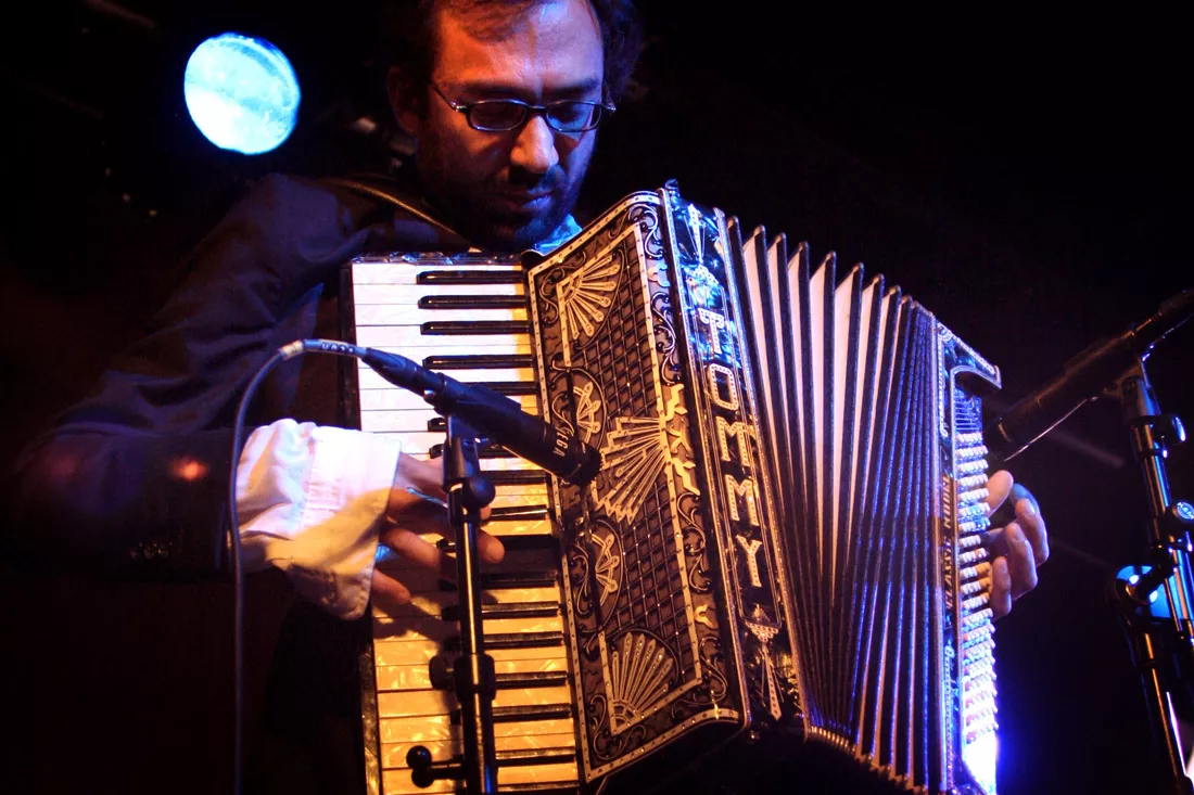 DeVotchKa varmer op til Gogol Bordello