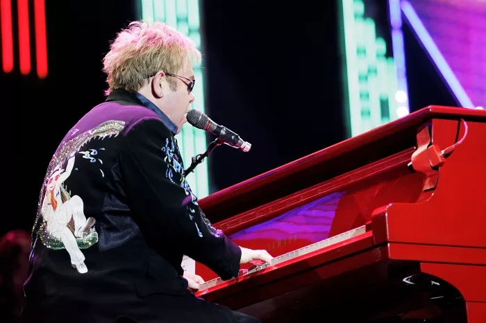 Brittiska stjärnor uppvaktar drottningen