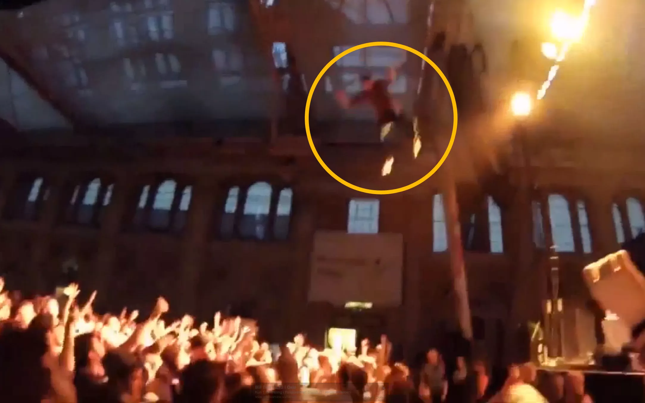 Se et tolv meter høyt stagedive 