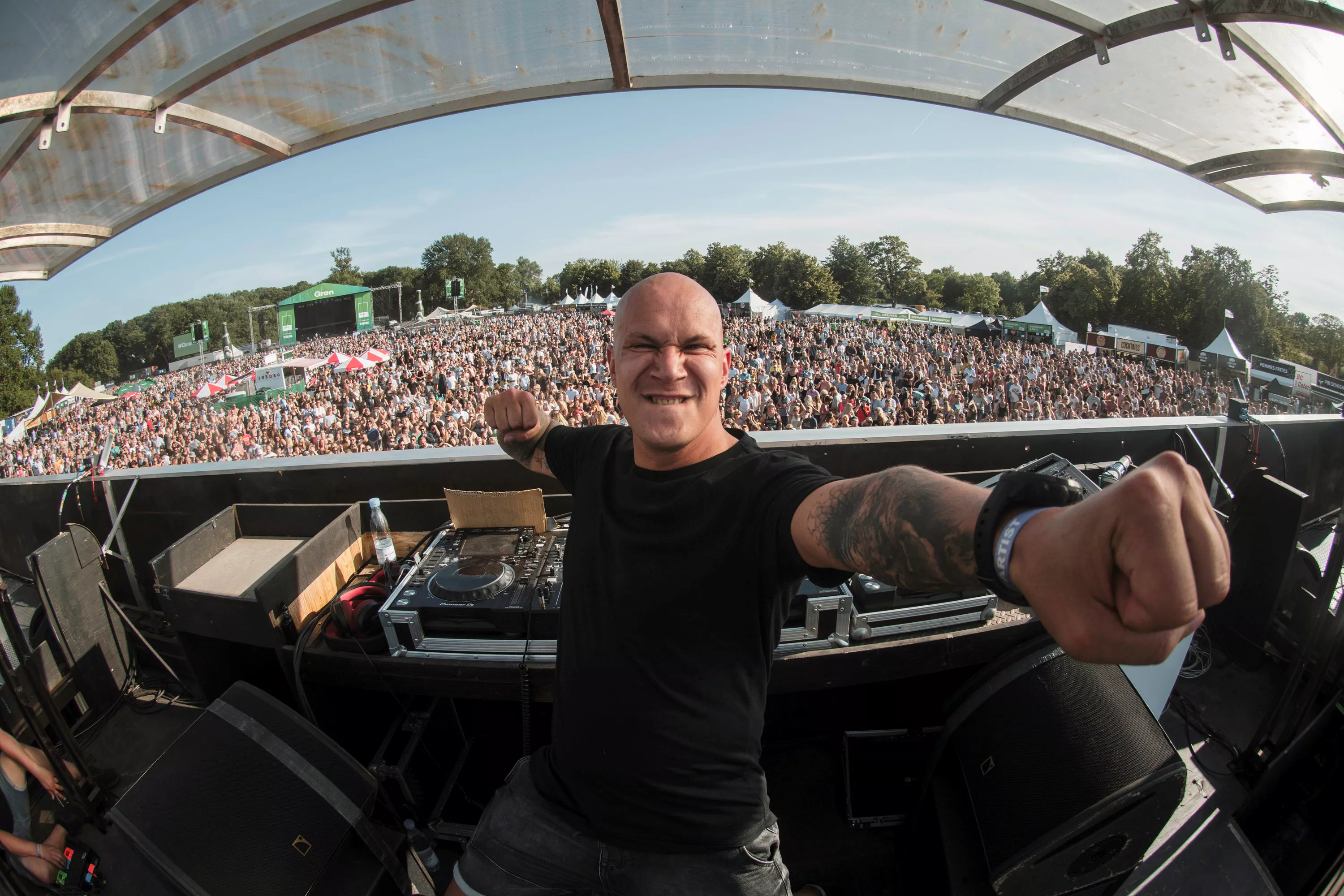 FOTOSERIE: Kato pumper stemningen op på Grøn Koncert