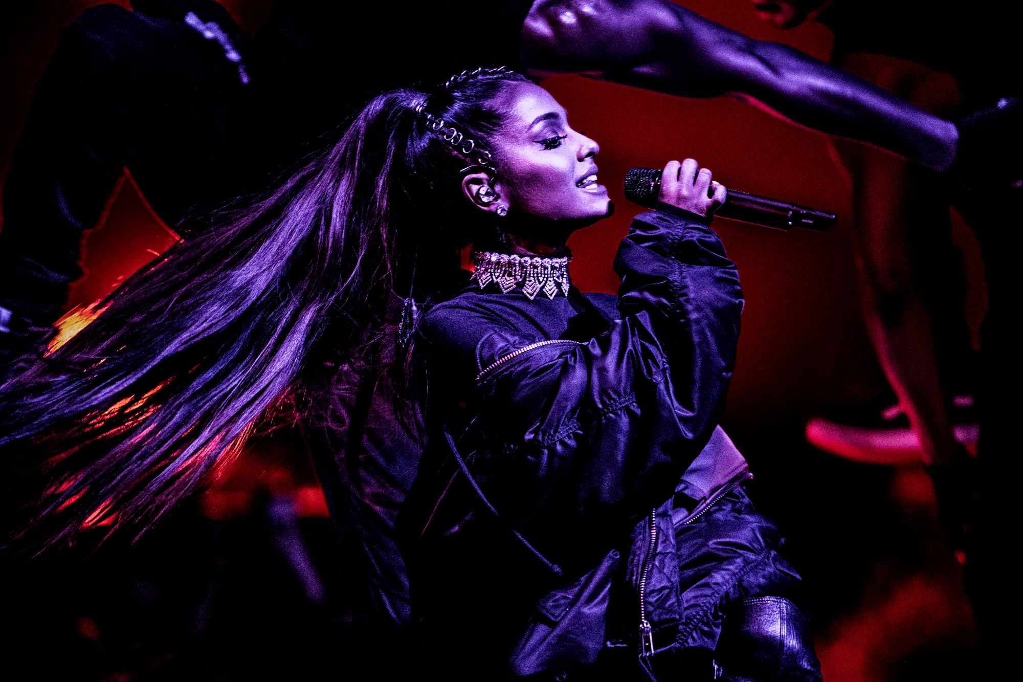 Ariana Grande avbryter turneen