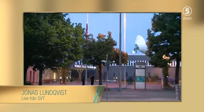 Se Jonas Lundqvist hissa Nordkoreas flagga utanför SVT