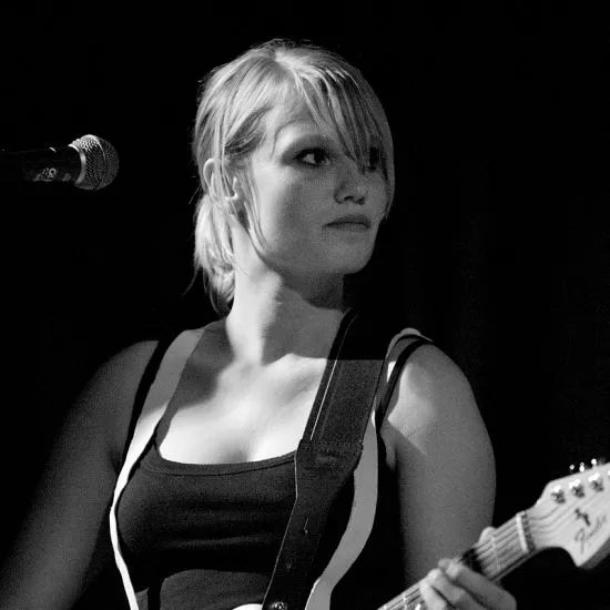 Roxy Jules varmer op for Mikael Simpson