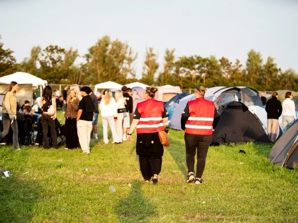Den frivillige forældrepatrulje De Røde Veste er synlige på både camping- og festivalpladsen.