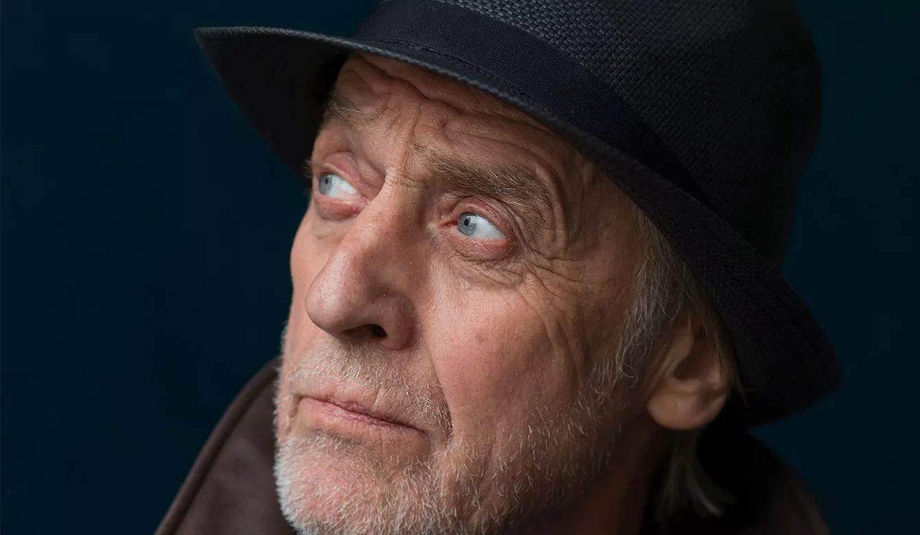 Han debuterede som 74-årig og hans fanskare tæller Peter Sommer. Nu er der en sjælden mulighed for at opleve kultsangskriver live