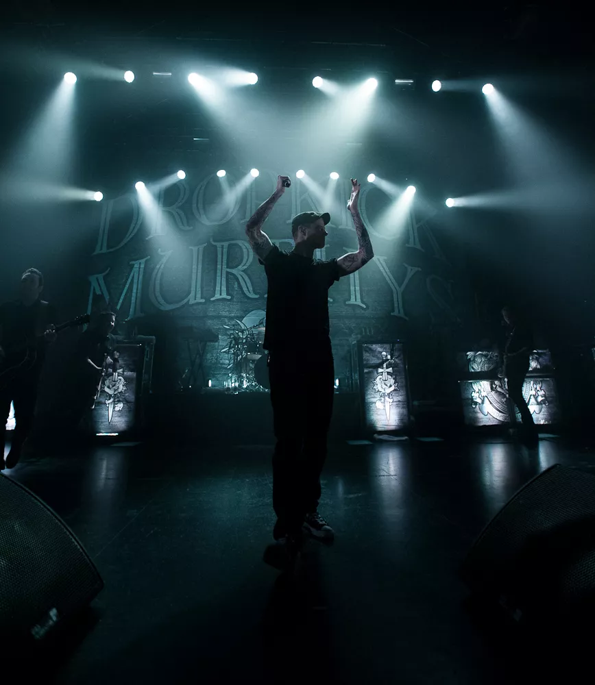 Dropkick Murphys-sanger smider heilende fan ned fra scenen