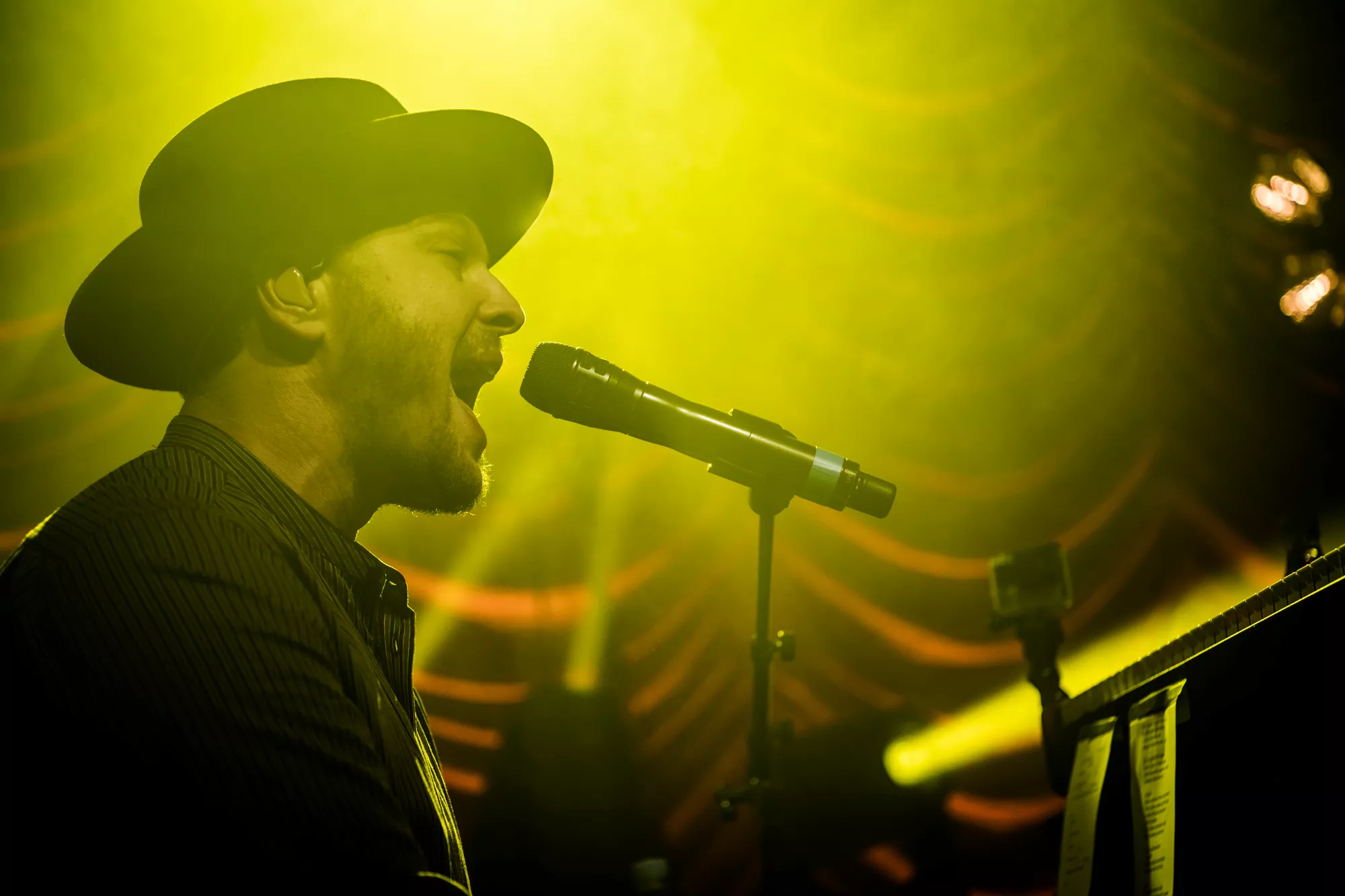 Ballademageren har stadig evnen til at få folk til at føle sig godt tilpas