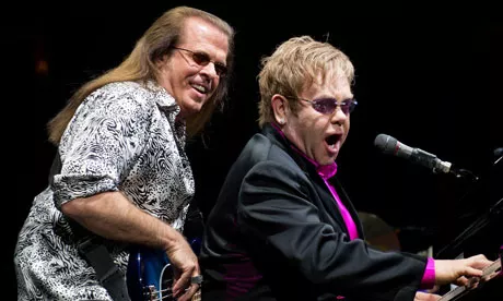 Elton Johns bassist er død