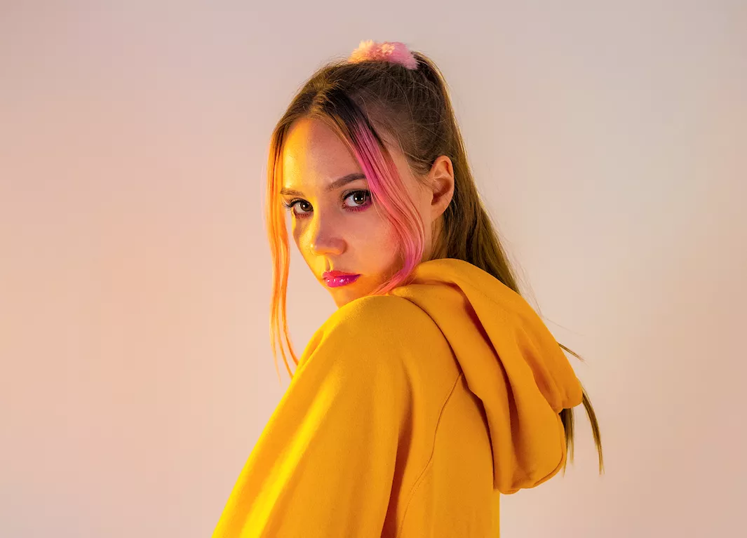 "Jag låtsades vara olika artister och sjöng med golvmoppar"