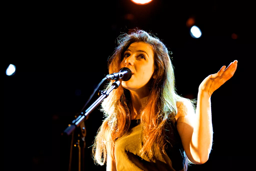 Amerikanske Julia Holter kommer til Danmark