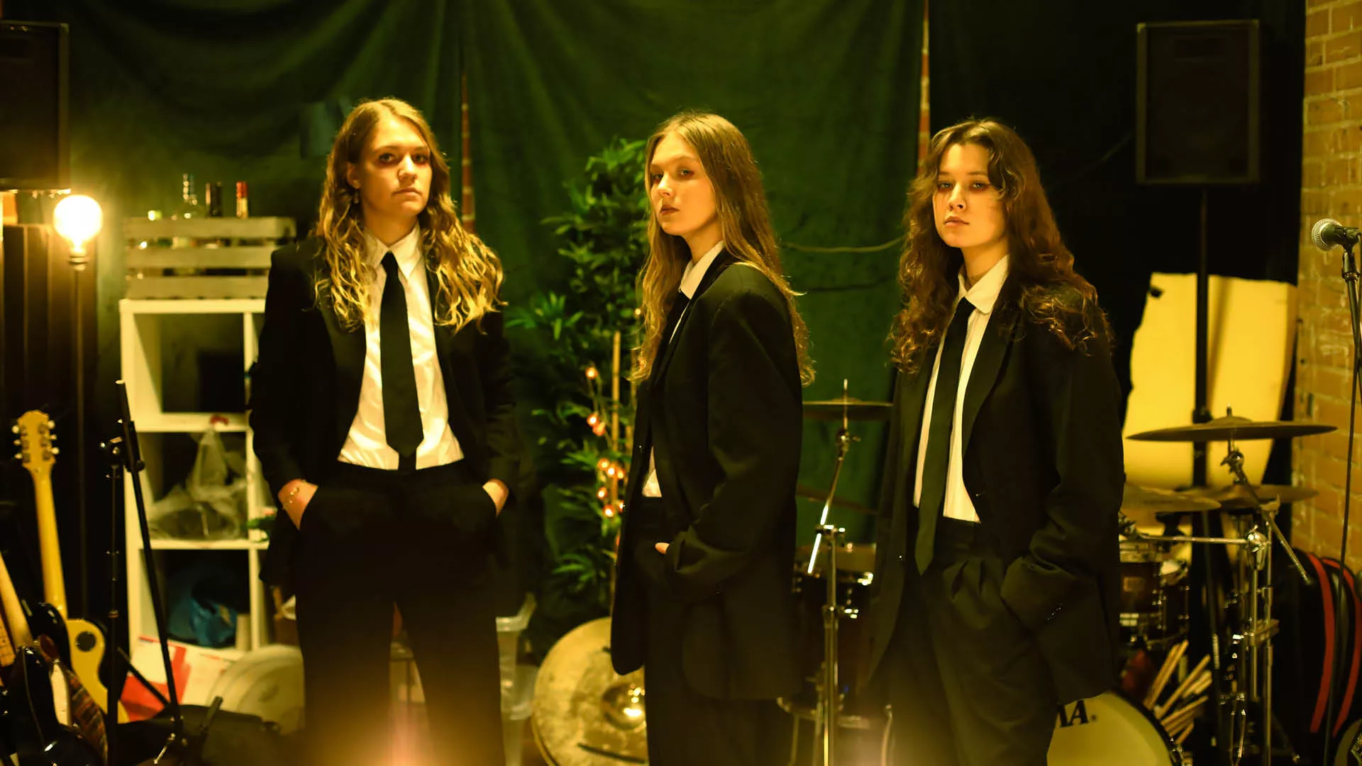 Idag släpper indierockbandet Svart Ridå ny musik.