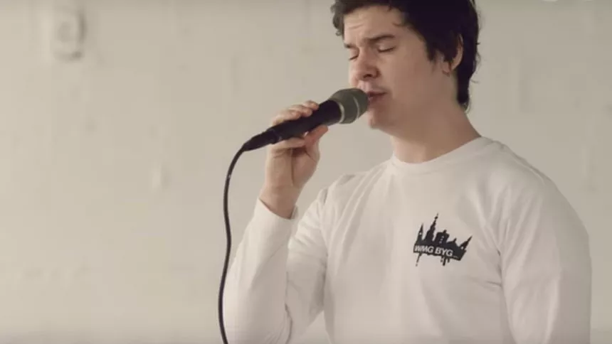 Varm op til Lukas Grahams Grammy-optræden med ny, intim og intens livevideo