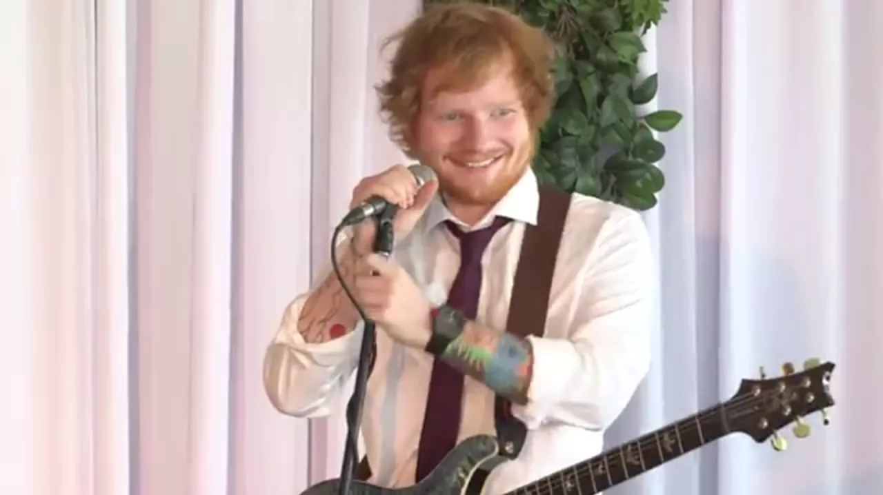 Se när Ed Sheeran överraskar brudparet