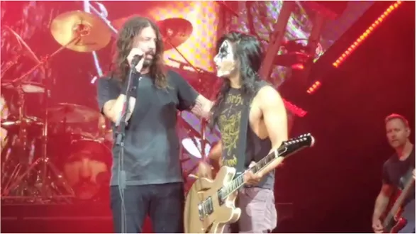 Se Kiss-sminkat Foo Fighters-fan gitarrbriljera