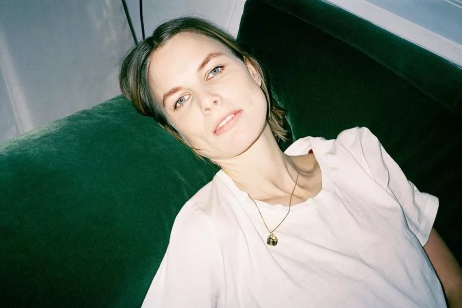 ANMELDELSE: Gør-det-selv kunstner udfoldes på alt for kort debut