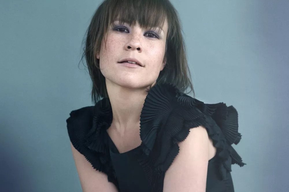Hannah Schneider inviterer til intimkoncert