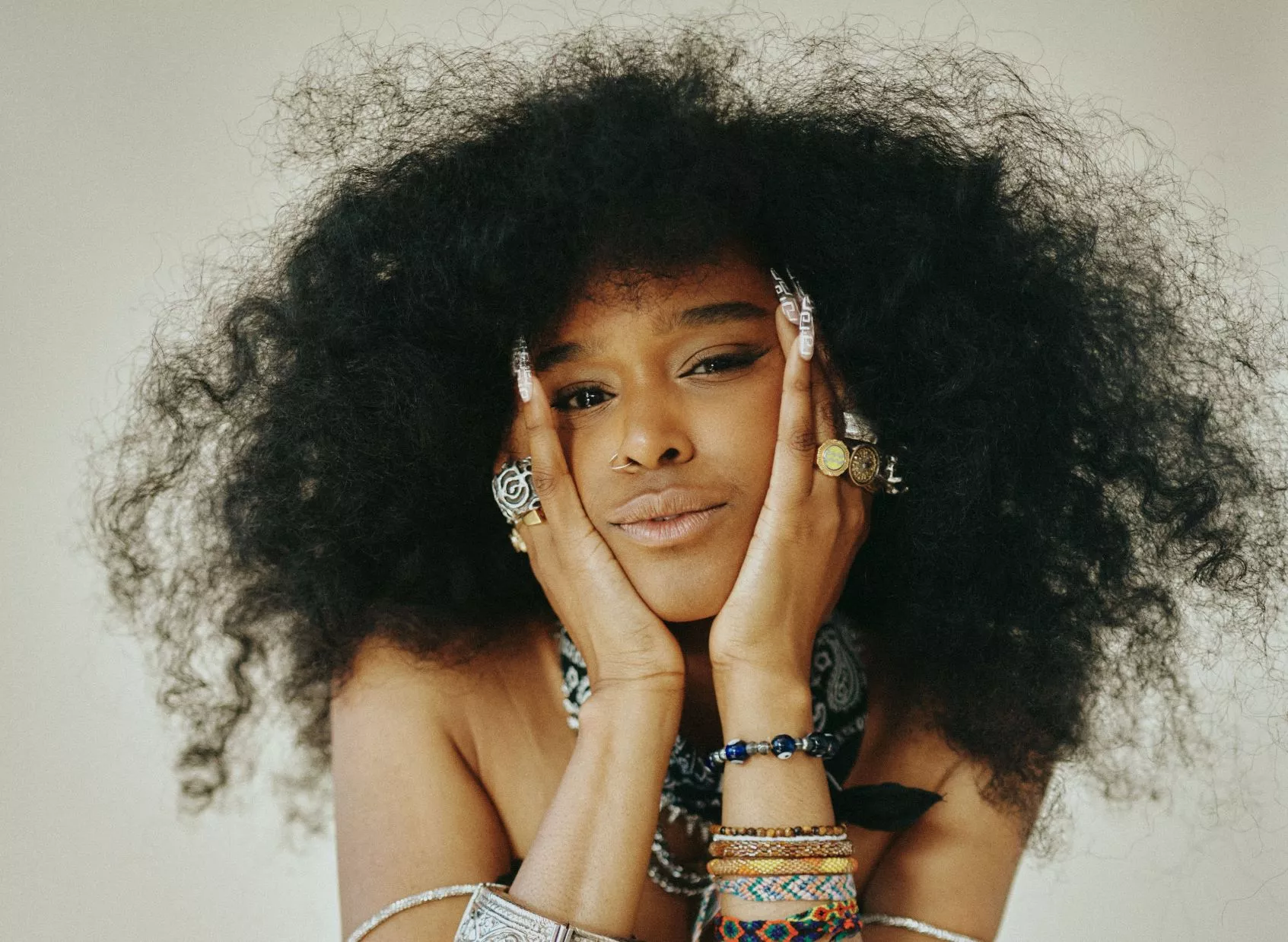 VIDEOPREMIERE: Dans dig ud af smerten med Iris Golds første rendyrkede popnummer