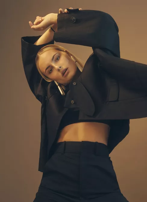 Clara: Ikke bare en flot blond pige