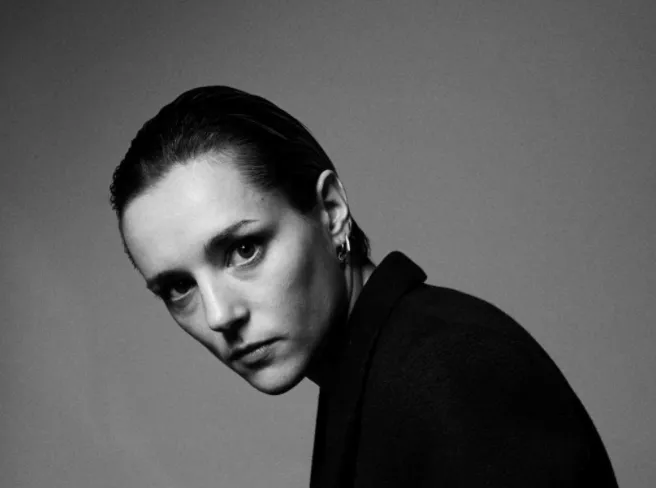 Genrevridende debut fra Savages' frontfigur