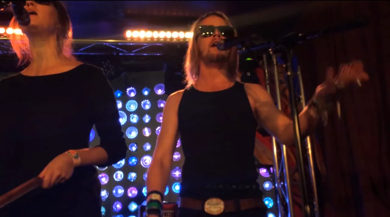 Se publikum buhe tidligere barnestjerne af scenen