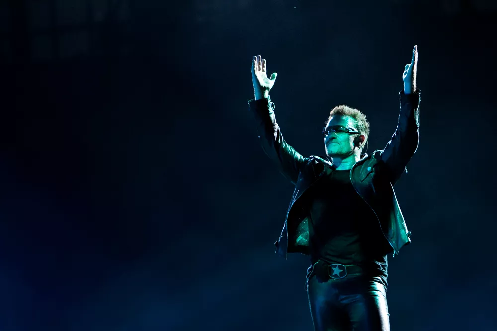 Bono roser EU for at tage imod flygtninge