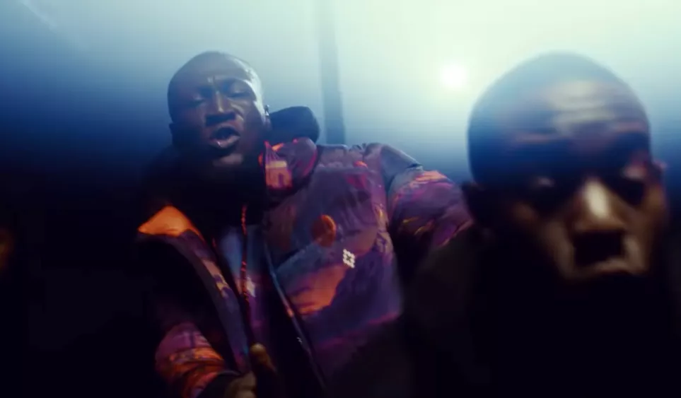 Se Stormzy gøre krav på raptronen i ny video