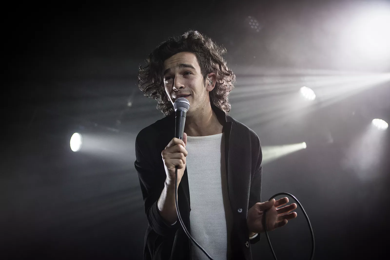 The 1975 tar paus på obestämd tid