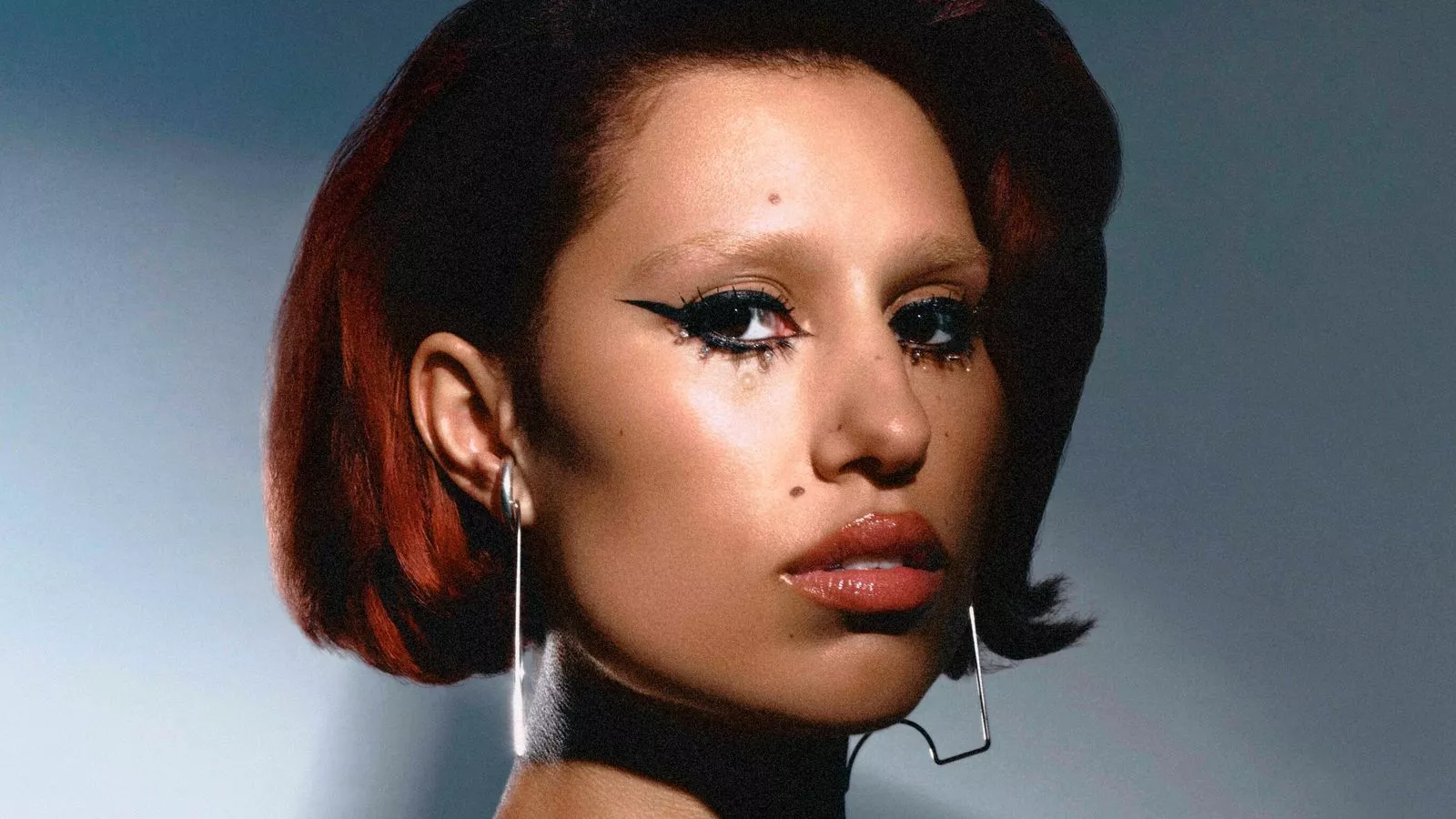 Brittiska Raye släpper nytt album idag