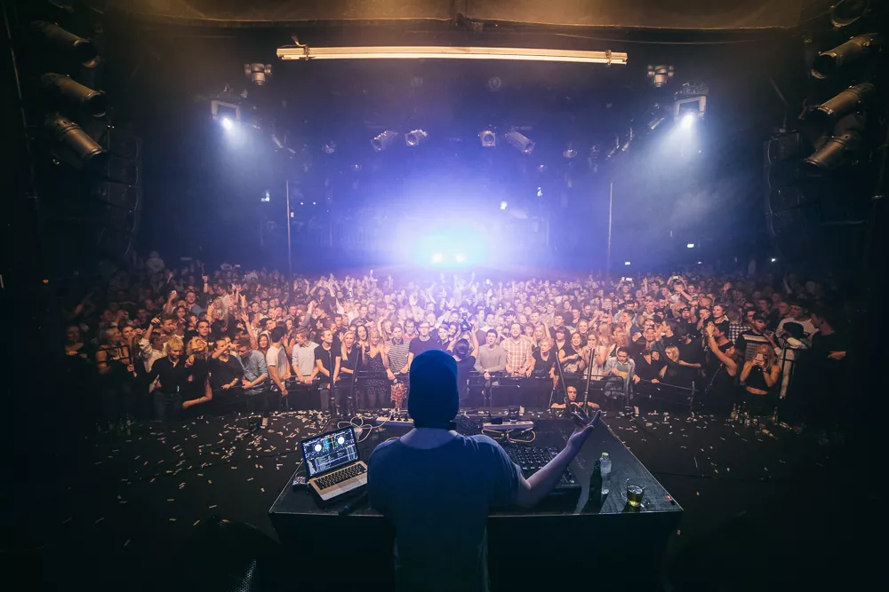 Brännbollsyran bokar dragplåster