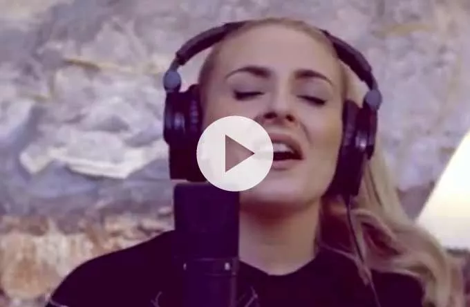 Video: Se englestemmen Eivør synge smukt i studiet