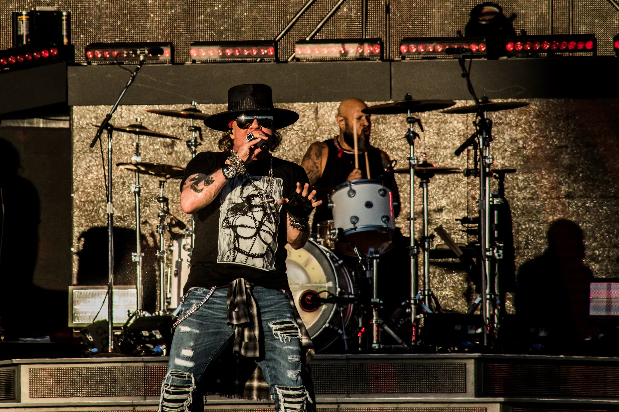 Skarpladte elguitarer i et himmelblåt skydetelt