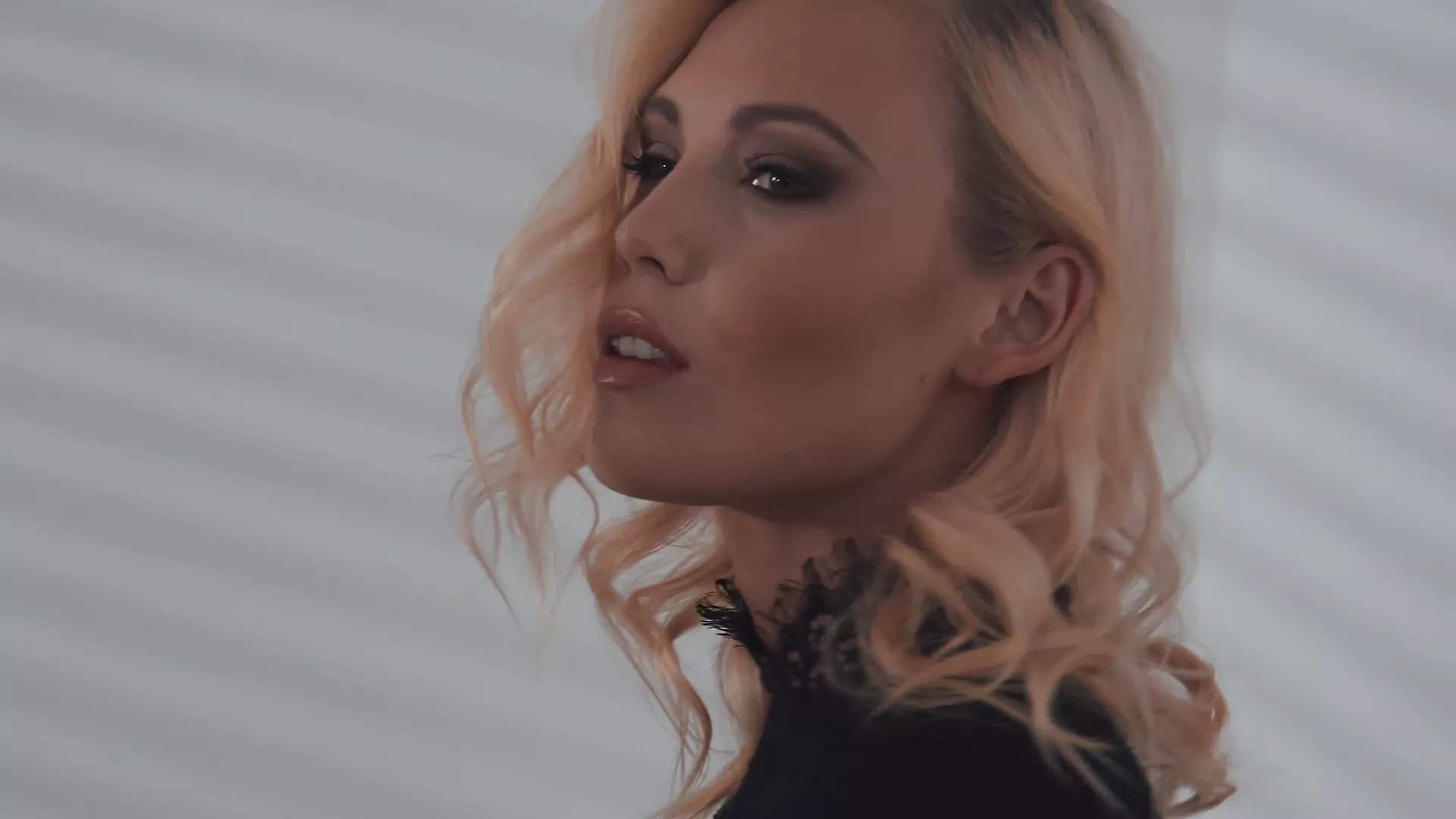 VIDEOPREMIÄR: Charla K - Should'a Let Me Go