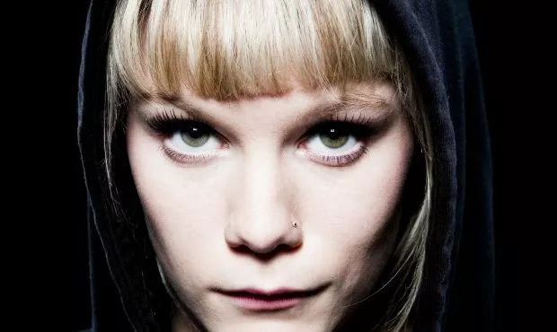 Trixie Whitley til Vega