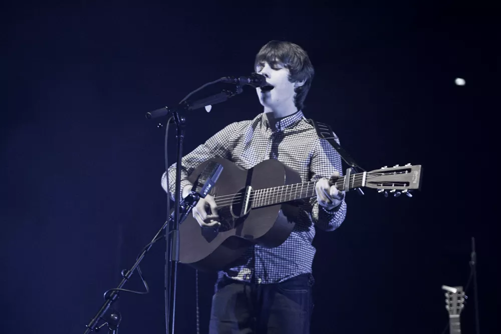 Lyt til Jake Buggs cover af Happy Xmas