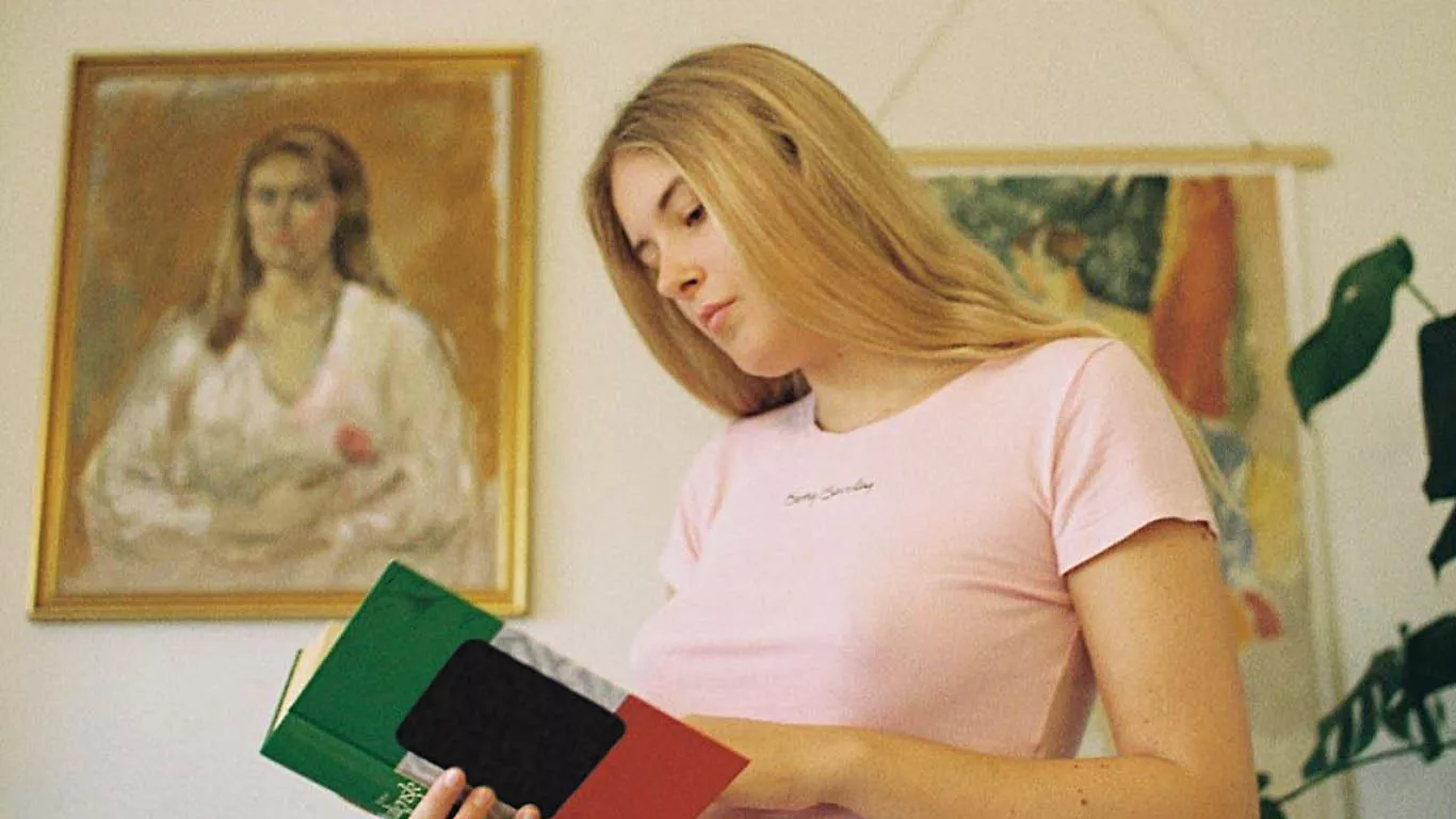 Idag släpper svenska indieartisten De Clair singeln The Man från kommande debut-EP. Foto: Chamoon.