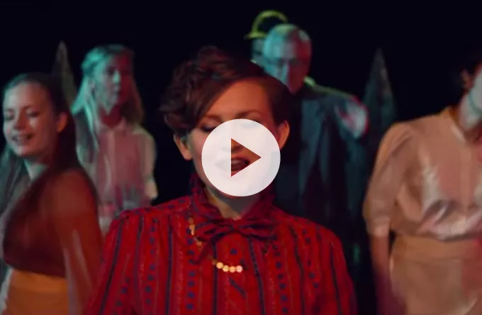 Se turnéaktuelle Stine Bramsen sprede god karma i ny video