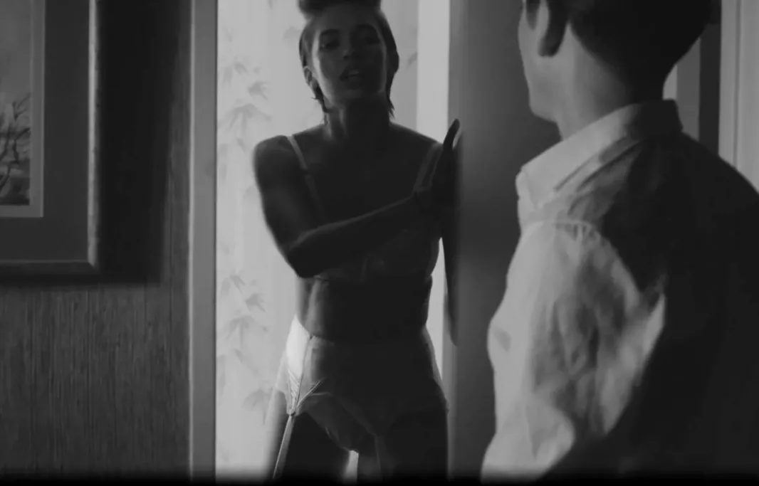 Se ny Arctic Monkeys-video: fest, alkohol og damer