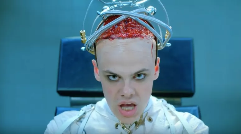 Yungblud chokerer i ny musikvideo