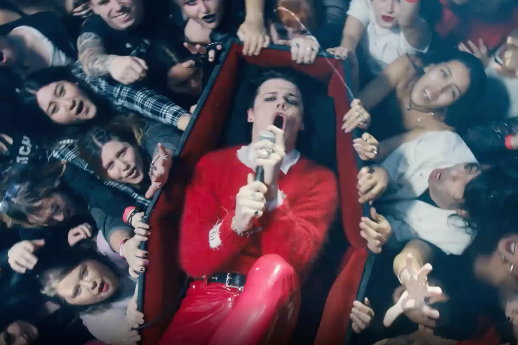 SE VIDEO: Yungblud går i graven med et smil på læben – til Ozzy Osbournes overraskelse