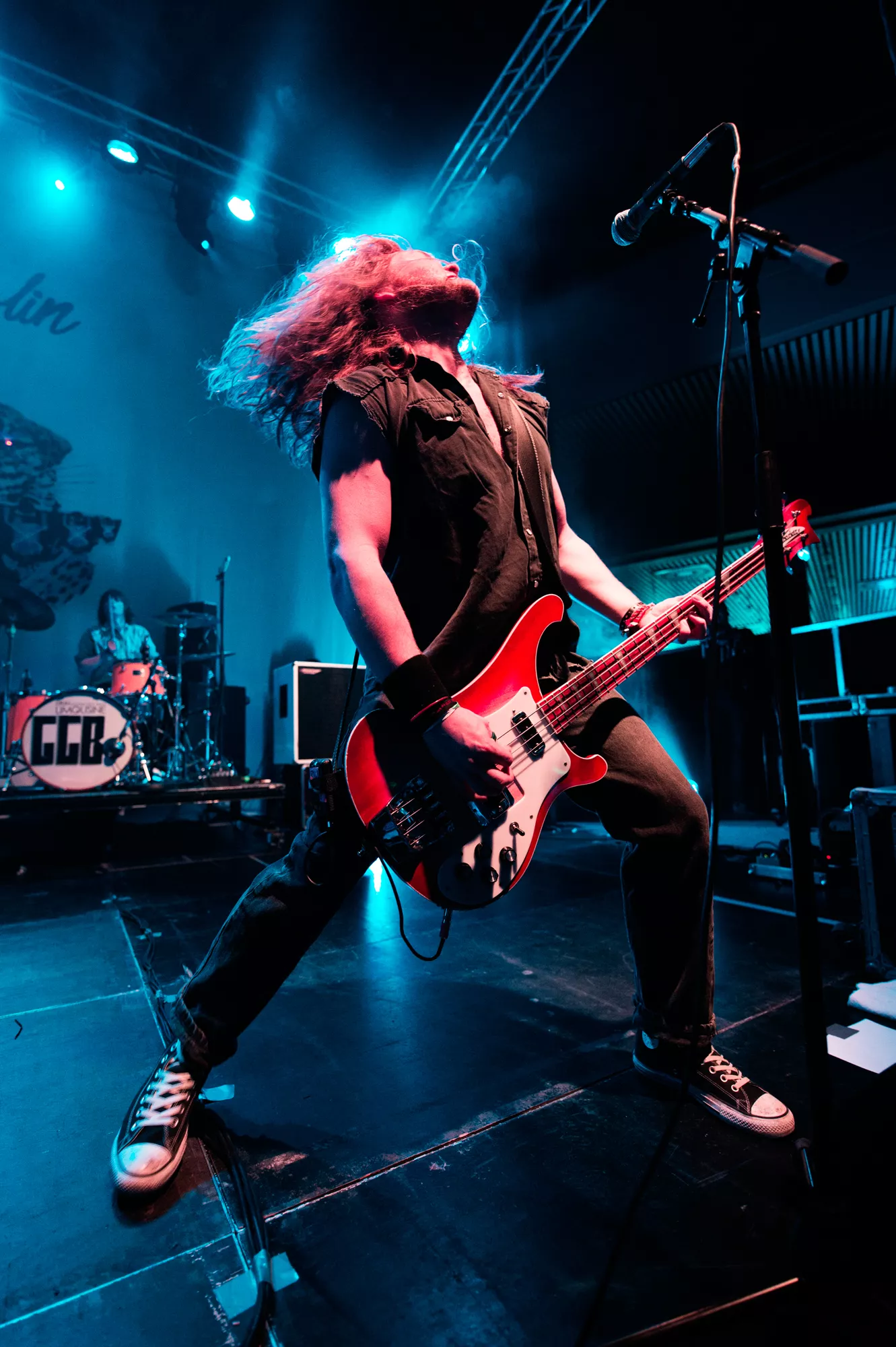 Dansk rockmusiker spiller videre med brækket kraveben 