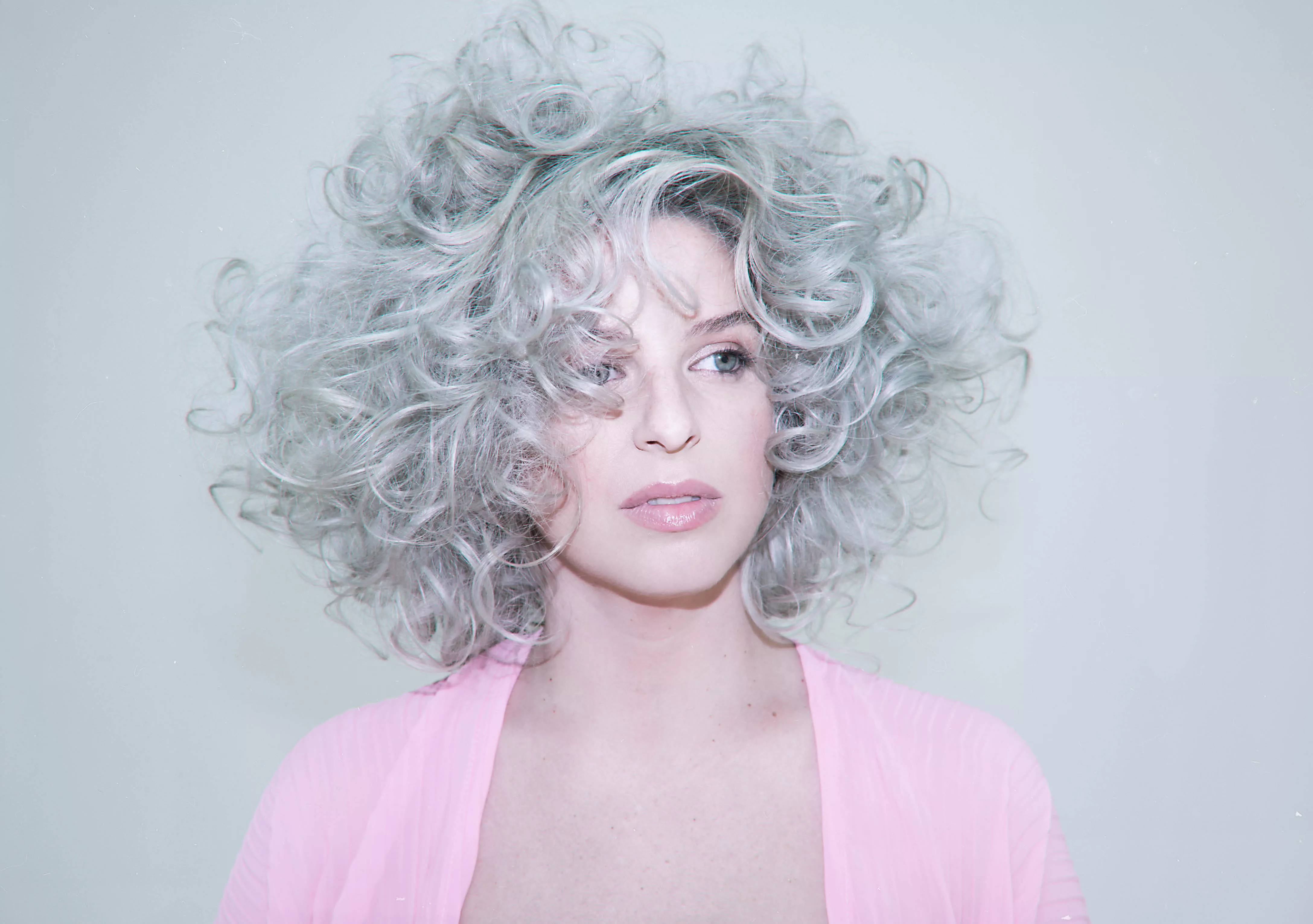 Hyllad artist slår sig fri och återvänder med nytt album