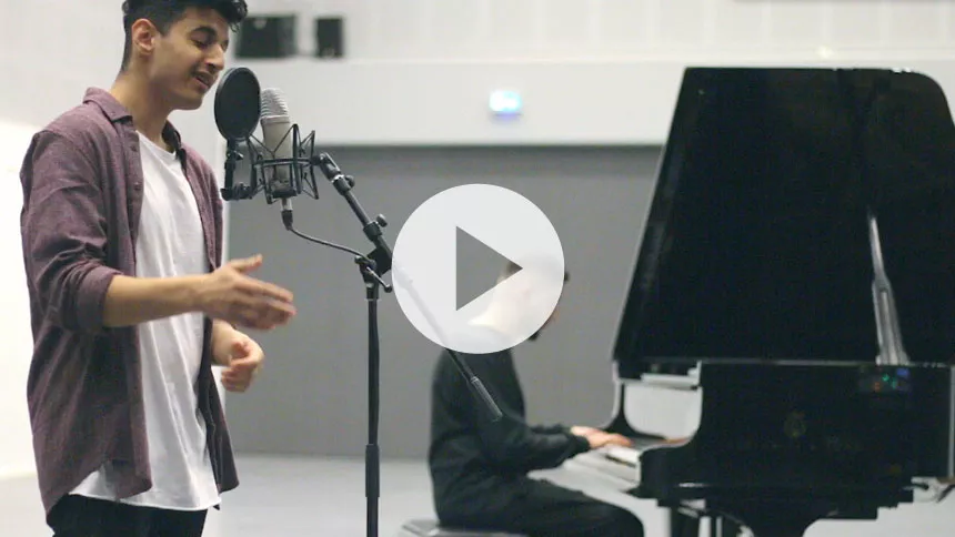 Se hasan shah fortolke årets største danske hits på tre minutter